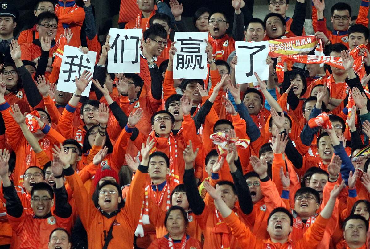 国与国之间的激烈对抗，球员斗志昂扬的简单介绍