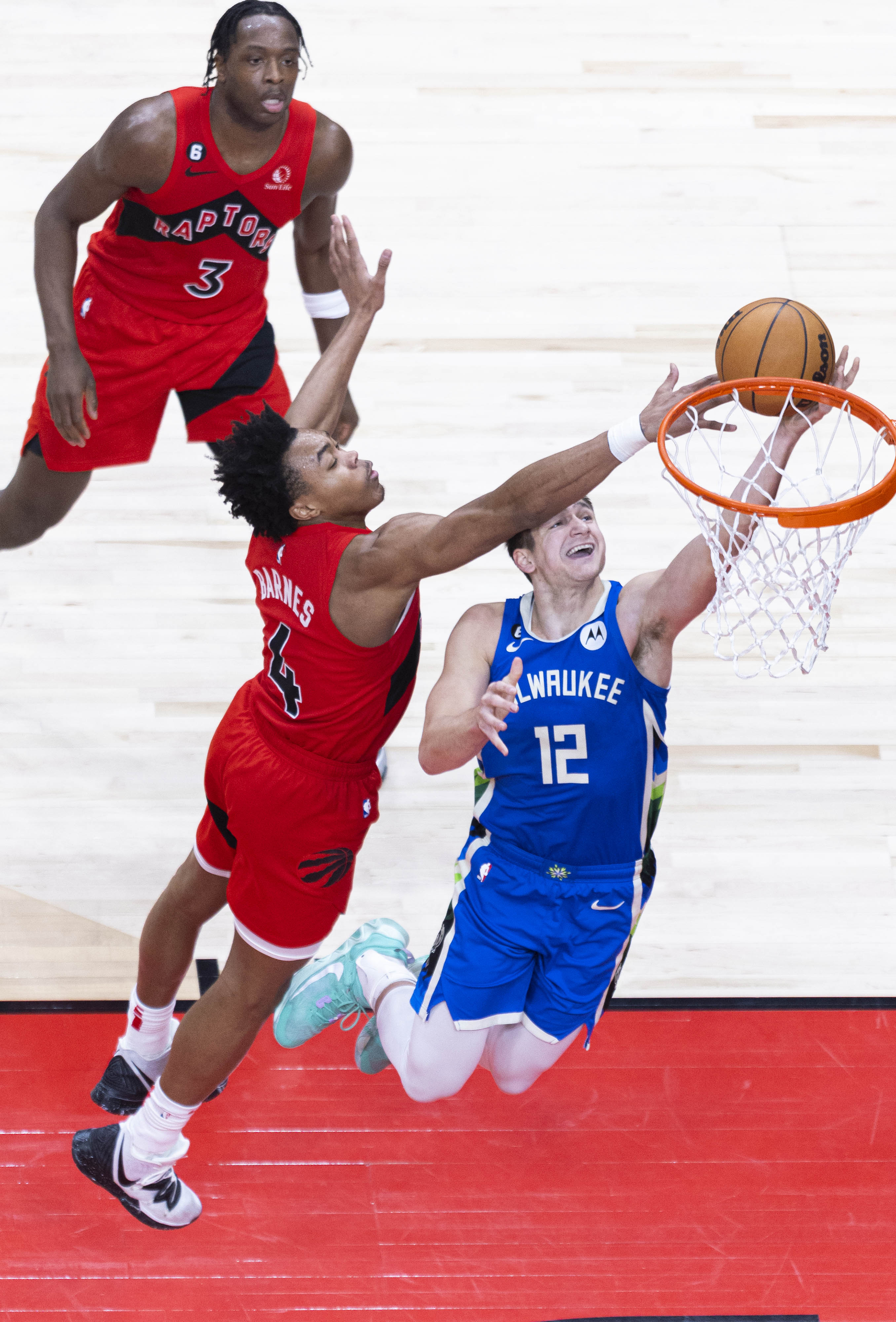 爱游戏娱乐-雄鹿不敌猛龙，安东尼-戴维斯单场分颇为出彩的简单介绍