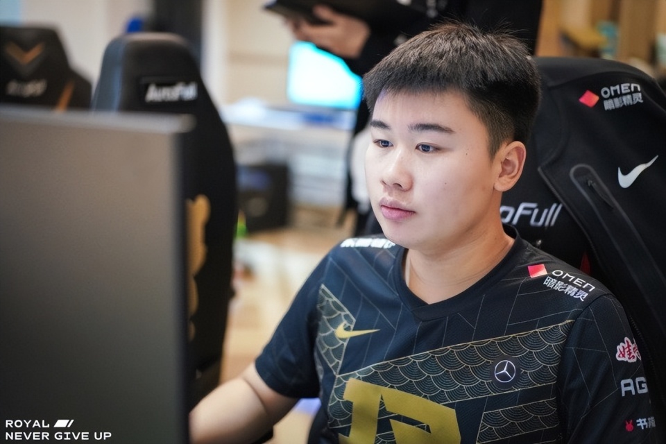 爱游戏在线-CLG绝杀HKA，Elk线上压制力十足激烈交锋四强赛，引爆全场热议