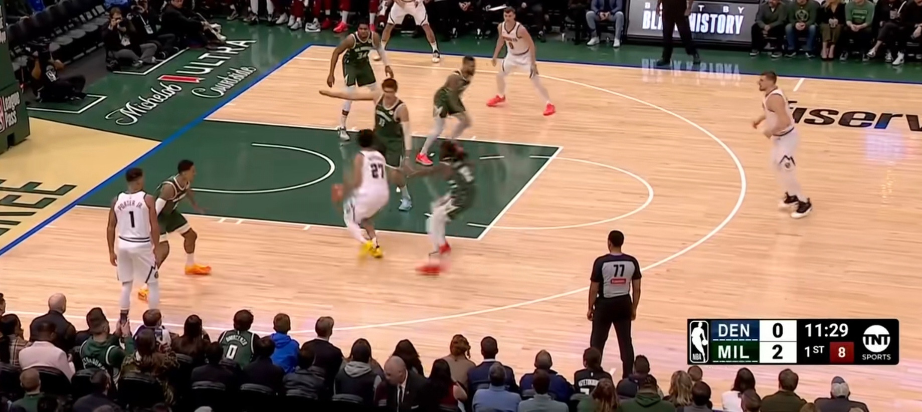 雄鹿逆转开拓者，晋级总决赛