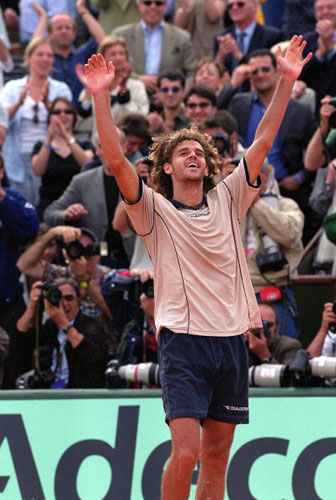 汉诺威半场领先,欢呼胜利近在咫尺 汉诺威半场领先,欢呼胜利近在咫尺