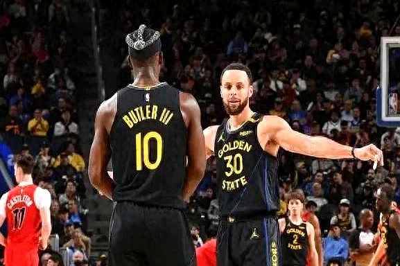 勇士大胜猛龙,领先西部继续扩大 勇士大胜猛龙,领先西部继续扩大