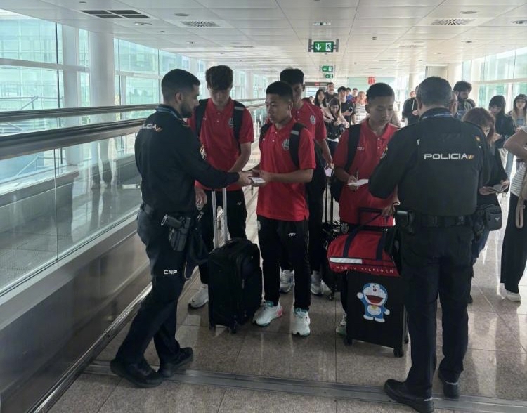 紧张比赛后的训练:球队备战下一场对手 紧张比赛后的训练:球队备战下一场对手