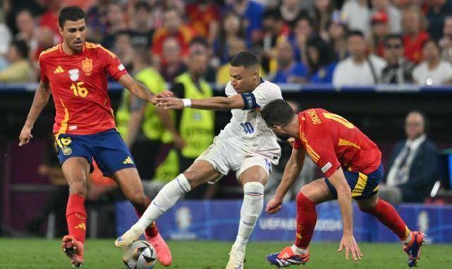 欧国联赛资格赛中发生战术精彩对决,球队实力被看好 欧国联赛资格赛中发生战术精彩对决,球队实力被看好