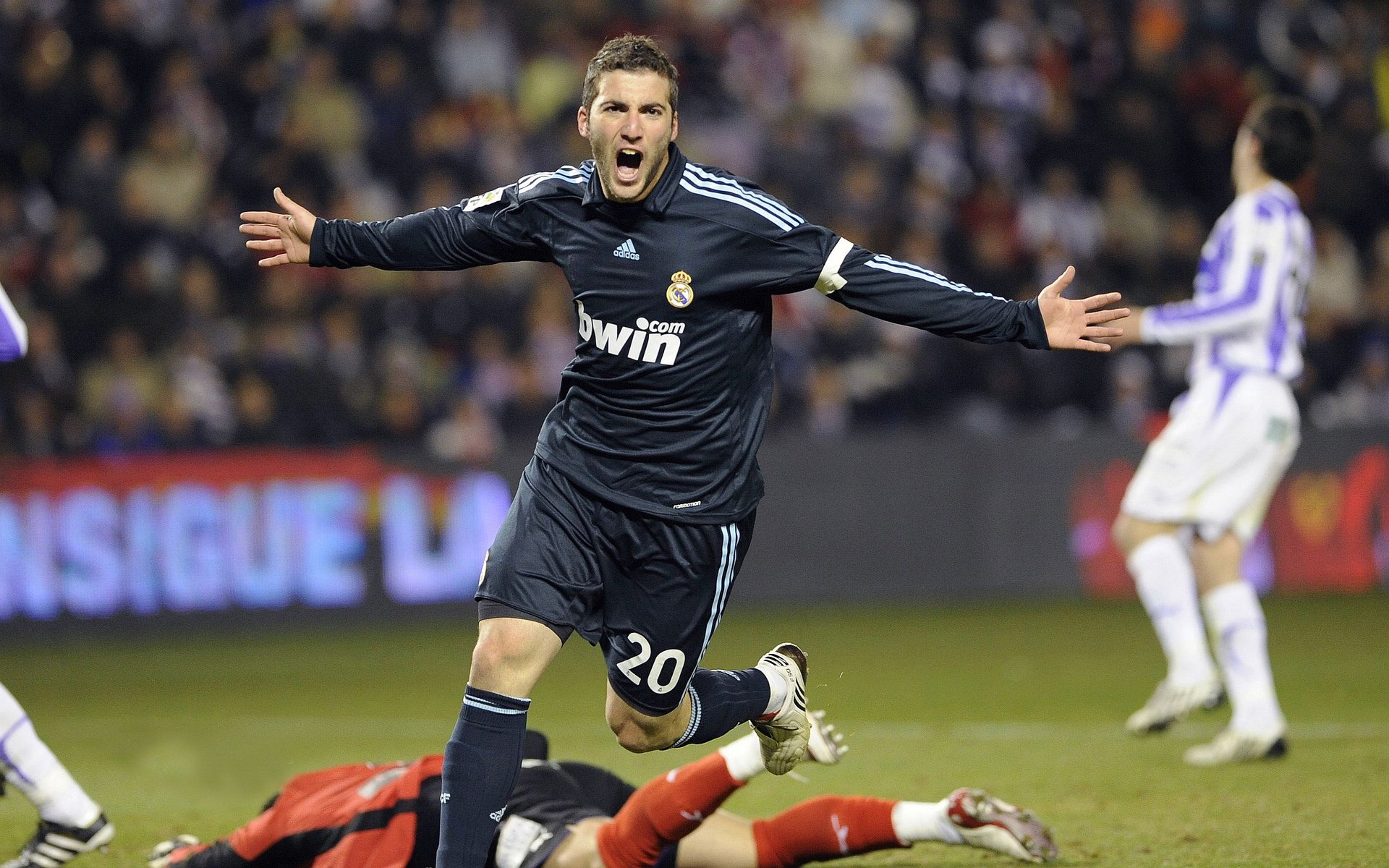 宿命对决,凯恩绝杀丹麦,巴萨式传控险中求胜